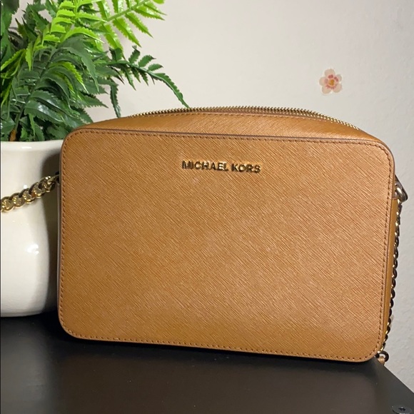 Michael Kors Handbags - Authentic Michael Kors crossbody purse